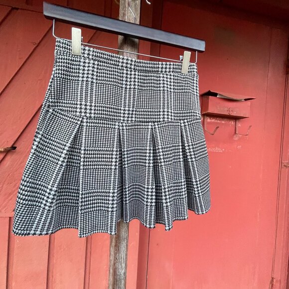 Girl's Large (10/12) Art Class B&W Houndstooth Pleated Mini Skirt - Picture 16 of 16